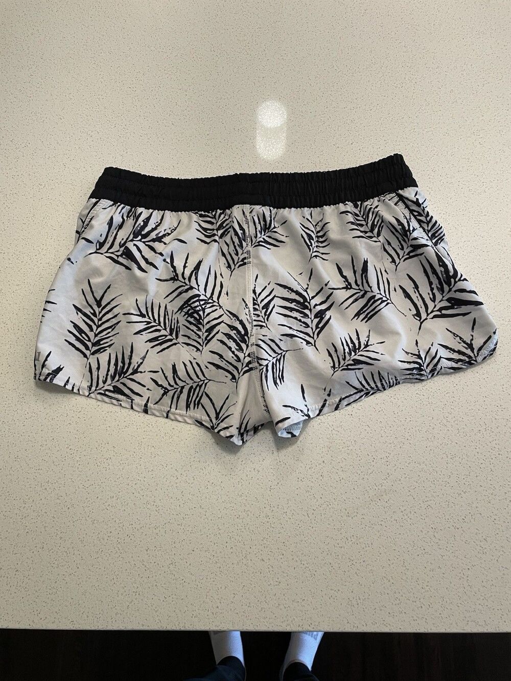 Vuori Clementine 2.0 Shorts 2.5” Womens Large Palm Leaf White Black - Picture 4 of 6